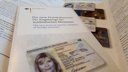 Neuer Ausweis für ausländische Diplomaten in Deutschland - Auswärtiges Amt