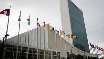 Flaggen der Mitgliedsstaaten vor dem Hauptquartier der Vereinten Nationen