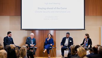 Außenministerin Annalena Baerbock bei einer Podiumsdiskussion beim Treffen Staying ahead of the Curve - Climate Security and International Law am Rande der 77. Generalversammlung der Vereinten Nationen in New York