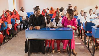 Außenministerin Baerbock beim Schulbesuch in Ngarannam. Das Dorf wurde durch die Terrororganisation Boko Haram zerstört und mit deutschen Mitteln wieder aufgebaut.