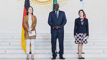 Außenministerin Baerbock und Catherine Colonna, Außenministerin von Frankreich, bei ihrem gemeinsamen Besuch in Äthiopien mit dem Vorsitzenden der Kommission der Afrikanischen Union, Moussa Faki 