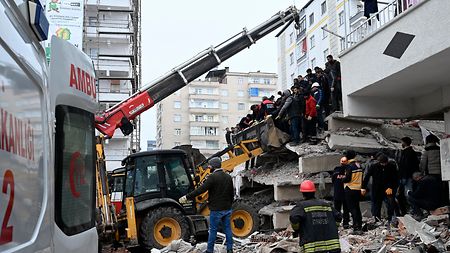 Deutschland hilft Erdbebenopfern: Außenminister Berbock und Bundesinnenminister Weser reisen in die Türkei