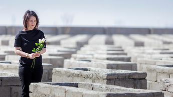 Außenministerin Baerbock legt Blumen am Friedhof von Kocho nieder