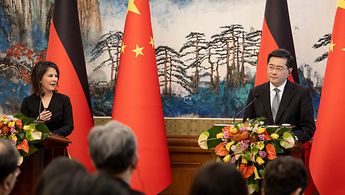 Außenministerin Annalena Baerbock und der chinesische Außenminister Qin Gang bei ihrer gemeinsamen Pressekonferenz in Peking