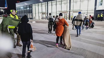 Evakuierung aus dem Sudan: Evakuierte bei der Ankunft im Berliner Flughafen BER