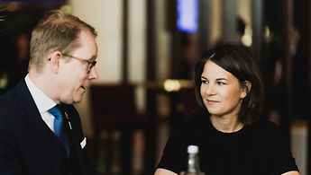Annalena Baerbock spricht in Oslo mit dem schwedischen Außenminister Tobias Billström