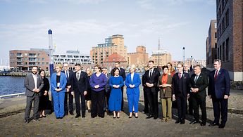 Treffen der Außenministerinnen und Außenminister des Rates sowie der EU am 1. und 2. Juni 2023 in Wismar - Familienfoto im Wismarer Hafen: Dem Ostseerat gehören acht Ostseeanrainer-Staaten an, dazu Norwegen, Island und die EU.