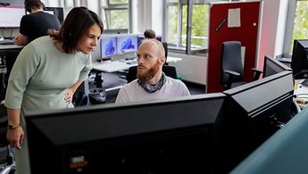 Außenministerin Baerbock beim Besuch des Cyberabwehrzentrums der Deutschen Telekom in Bonn