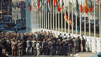 Hissen der Flaggen der Deutschen Demokratischen Republik und der Bundesrepublik Deutschland anlässlich des gemeinsamen Eintritts in die Vereinten Nationen am 18. September 1973