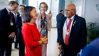 Bei einem Mittagessen mit den Staats- und Regierungschefinnen und -chefs der Small Island Developing States (SIDS) trifft Außenministerin Baerbock den Premierminister der Republik Fidschi Sitiveni Rabuka
