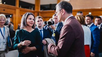 Außenministerin Baerbock mit ihrem ukrainischen Amtskollegen Dmytro Kuleba bei der Europakonferenz