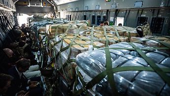 Hilfsgüter für Gaza im Flugzeug der Luftwaffe der Bundeswehr auf der Reise der Außenministerin Baerbock nach Rafah
