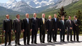 Foto der Staats- und Regierungschefs beim G8-Gipfel in Kananaskis, 2002