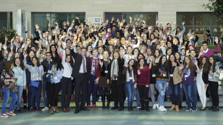 Außenminister Steinmeier mit PASCH-Alumni, die mit einem DAAD-Stipendium in Deutschland studieren.
