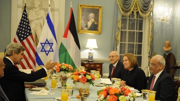 US-Außenminister John Kerry (li.) begrüßt die israelische und die palästinensische Verhandlungsdelegation (29.07.2013)