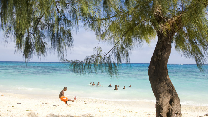 Kinder spielen Fußball am Strand von Lelepa, Vanuatu