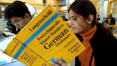 Deutschlerner mit Wörterbuch