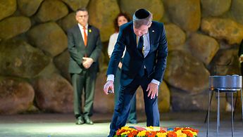 Foreign Minister Wadephul lays a wreath at the Yad Vashem Holocaust Memorial in Jerusalem